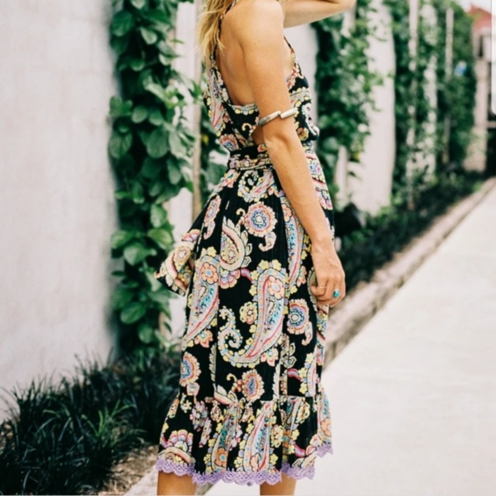 Chasing Unicorns Like Dreamers Do Midi Dress In Black Paisley Large